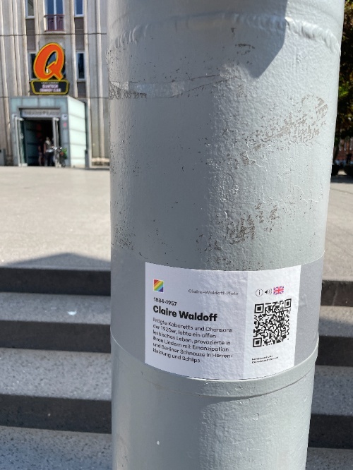 #11 - QR-Code Claire Waldoff am Fahnenmast / on flagpole Freidrichstadtpalast,  Quelle: R. Nasemann, CC BY 4.0, 2024