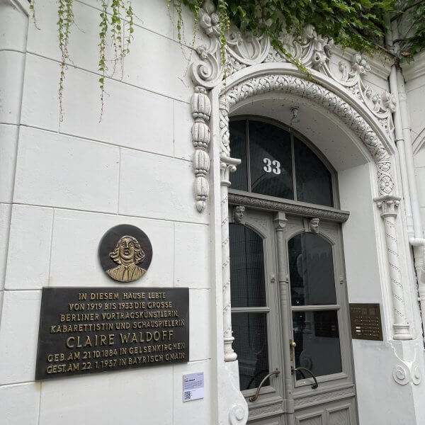 #44 Gedenktafel & Wohnort / Memorial plaque and residence Claire Waldoff 1919-1933, Regensburger Str. 33, Berlin, Quelle R. Nasemann, CC BY 4.0, 2025