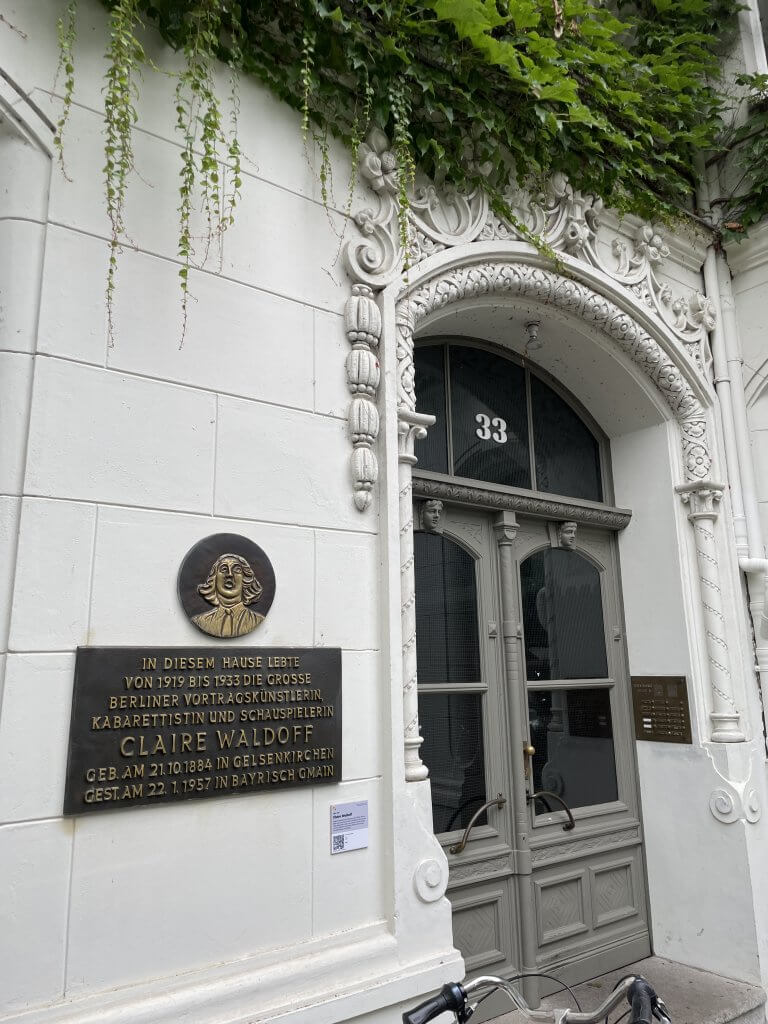 #44 Gedenktafel & Wohnort / Memorial plaque and residence Claire Waldoff 1919-1933, Regensburger Str. 33, Berlin, Quelle R. Nasemann, CC BY 4.0, 2025