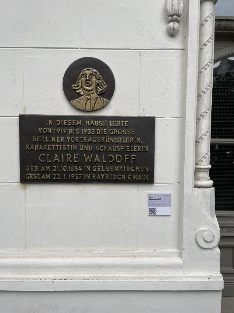 #44 Gedenktafel & Wohnort / Memorial plaque and residence Claire Waldoff 1919-1933, Regensburger Str. 33, Berlin, Quelle R. Nasemann, CC BY 4.0, 2025