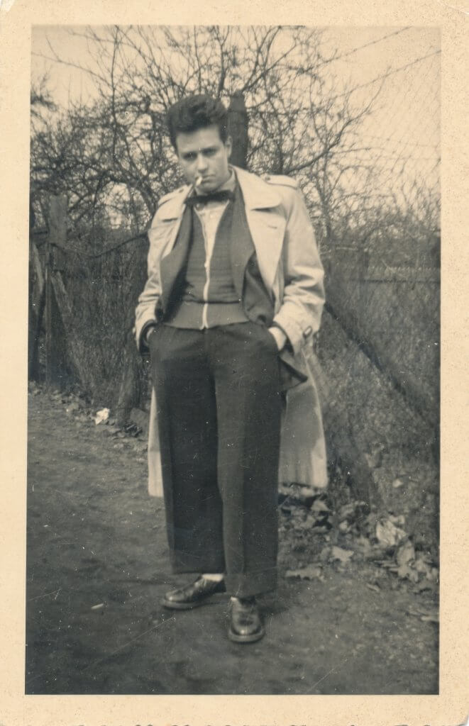 Rita "Tommy" Thomas im Trench Coat, Quelle: FFBIZ - das feministische Archiv