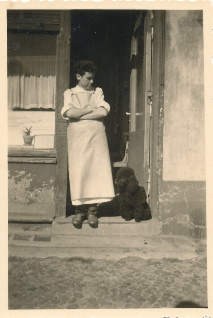#77 Rita "Tommy" Thomas vor / infront of Thaerstr. 42, 1950er/1950s, Quelle: FFBIZ - das feministische Archiv