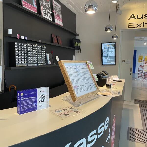 #26 QR-Code @ Schwules Museum Theke / Gay Museum Front Desk, 2025, Quelle: R.