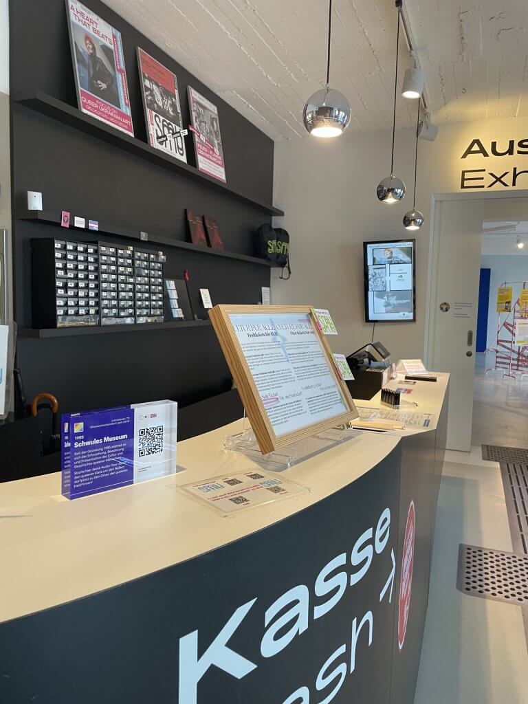 #26 QR-Code @ Schwules Museum Theke / Gay Museum Front Desk, 2025, Quelle: R.
