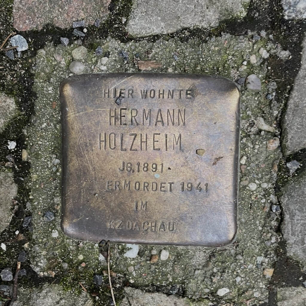 #16 Stolperstein Hermann Holzheim, Wolliner Straße 3 , Quelle: R. Nasemann, CC BY 4.0