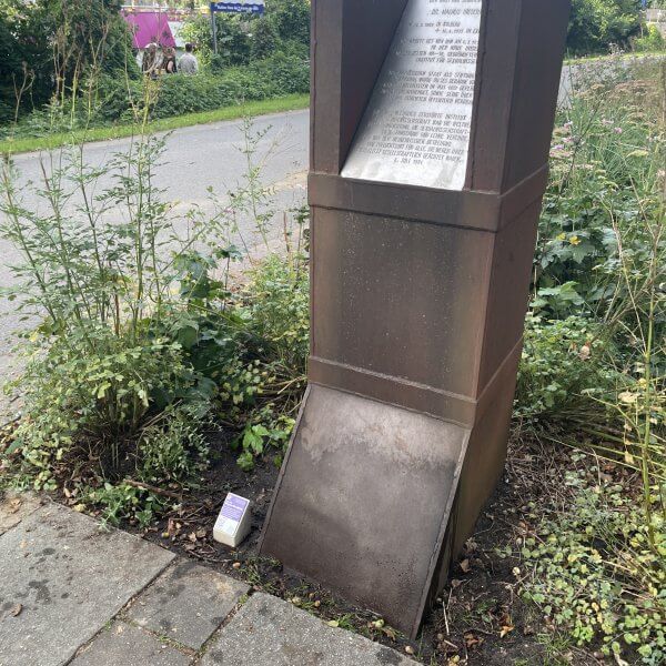 #2 Gedenkstele für / monument for Magnus Hirschfeld & Institut für Sexualwissenschaft, Bettina-von-Arnim-Ufer, Quelle: R. Nasemann, CC BY 4.0