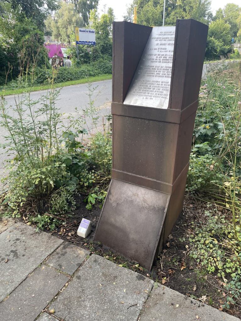 #2 Gedenkstele für / monument for Magnus Hirschfeld & Institut für Sexualwissenschaft, Bettina-von-Arnim-Ufer, Quelle: R. Nasemann, CC BY 4.0