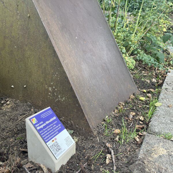 #2 Gedenkstele für / monument for Magnus Hirschfeld & Institut für Sexualwissenschaft, Bettina-von-Arnim-Ufer, Quelle: R. Nasemann, CC BY 4.0