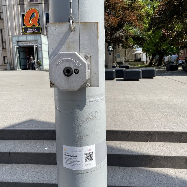 #11 - QR-Code Claire Waldoff am Fahnenmast / on flagpole Freidrichstadt-Palast,  Quelle: R. Nasemann, CC BY 4.0, 2024