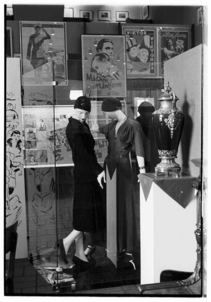 Objekte der Ausstellung „Eldorado: Geschichte, Alltag und Kultur homosexueller Frauen und Männer in Berlin von 1850–1950" im Berlin Museum, 1984, Foto: Jürgen Henschel, FHXB Museum