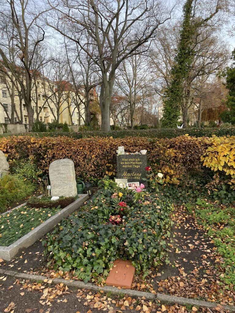 #64 Grab / Grave Marlene Dietrich, Friedhof Friedenau, Stubenrauchstr., Grabstelle Nr. 34-363, 2025, Quelle: R. Nasemann CC BY 4.0