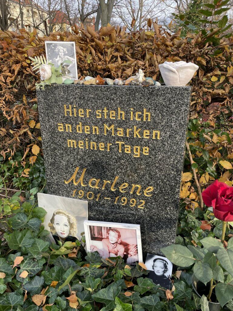 #64 Grab / Grave Marlene Dietrich, Friedhof Friedenau, Stubenrauchstr., Grabstelle Nr. 34-363, 2025, Quelle: R. Nasemann CC BY 4.0