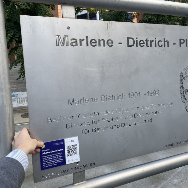 #6 Marlene-Dietrich-Platz, Berlin, 2025 mit QR-Code, Quelle: R. Nasemann CC BY 4.0