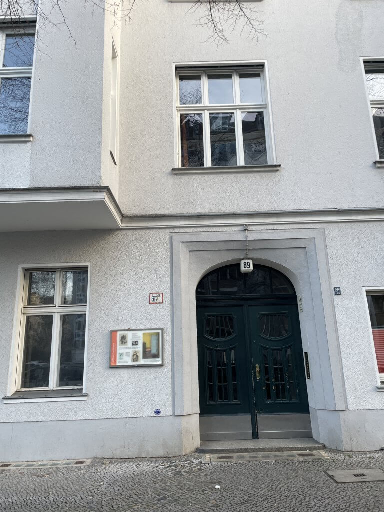 #45 Gedenktafel/ memorial plaque Gertrude Sandmann am Wohnort / at residence 1945-1981, Eisenacher Str. 89, 2025, Quelle: R. Nasemann, CC BY 4.0