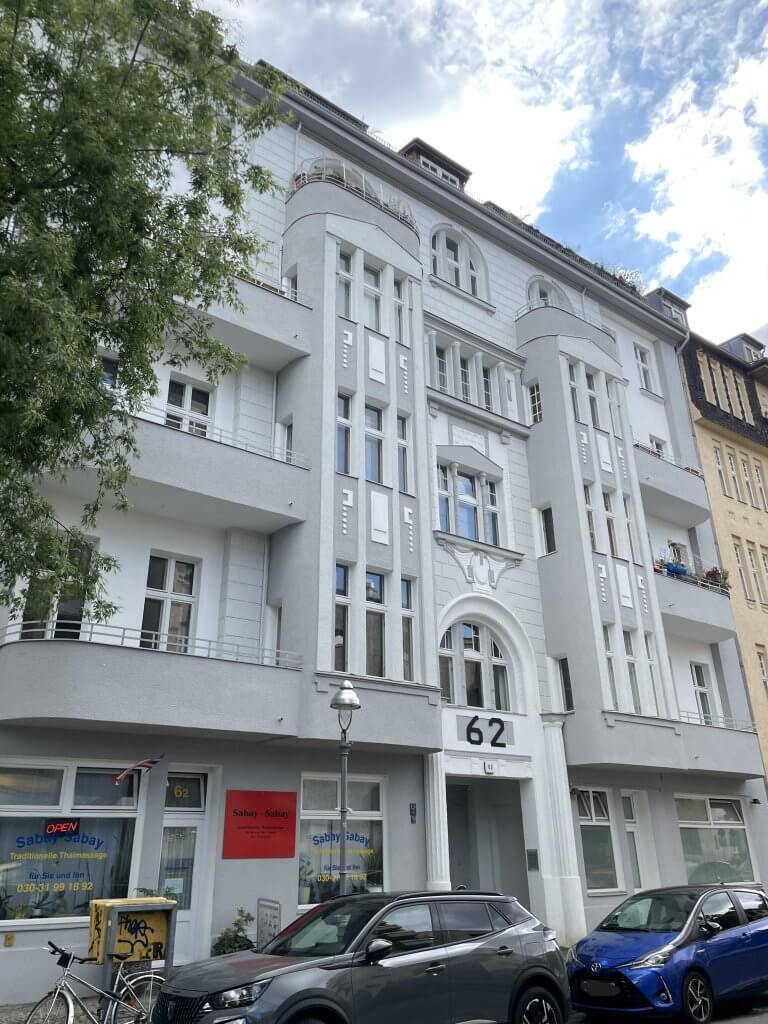 #94 - Wohnort Elsa „Igel“ Conrad und Amalie „Mali“ Rothaug, 1919-1933, Niebuhrstr. 62, Berlin-Charlottenburg, Quelle: R. Nasemann, CC BY 4.0