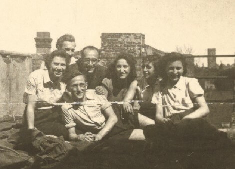 Gad Beck beim Hechaluz „Ausflug“ aufs Dach auf welchem sich Gad und Manfred verliebt haben. Von links nach rechts: Lotte Kaiser (die die Gruppe leitete), Schlomo Levin (Manfreds Bruder), Jizchak Schwersenz (Direktor der jüdischen Schule, mit Gad im Vordergrund). Manfred ist Fotograf, 1941, Quelle: United States Holocaust Memorial Museum