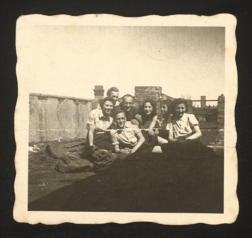 Gad Beck beim Hechaluz „Ausflug“ aufs Dach auf welchem sich Gad und Manfred verliebt haben. Von links nach rechts: Lotte Kaiser (die die Gruppe leitete), Schlomo Levin (Manfreds Bruder), Jizchak Schwersenz (Direktor der jüdischen Schule, mit Gad im Vordergrund). Manfred ist Fotograf, 1941, Quelle: United States Holocaust Memorial Museum