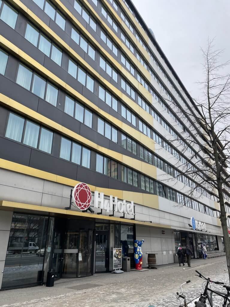 #14 - Wohn- & Geburtsort Gad Beck bis ca. 1928, & Wohnung der Familie Beck ab 1938, beide Adressen heute H2/H4-Hotel, Karl-Liebknecht-Str. 32/32a/32b, Berlin-Mitte, Quelle: R. Nasemann, CC BY 4.0