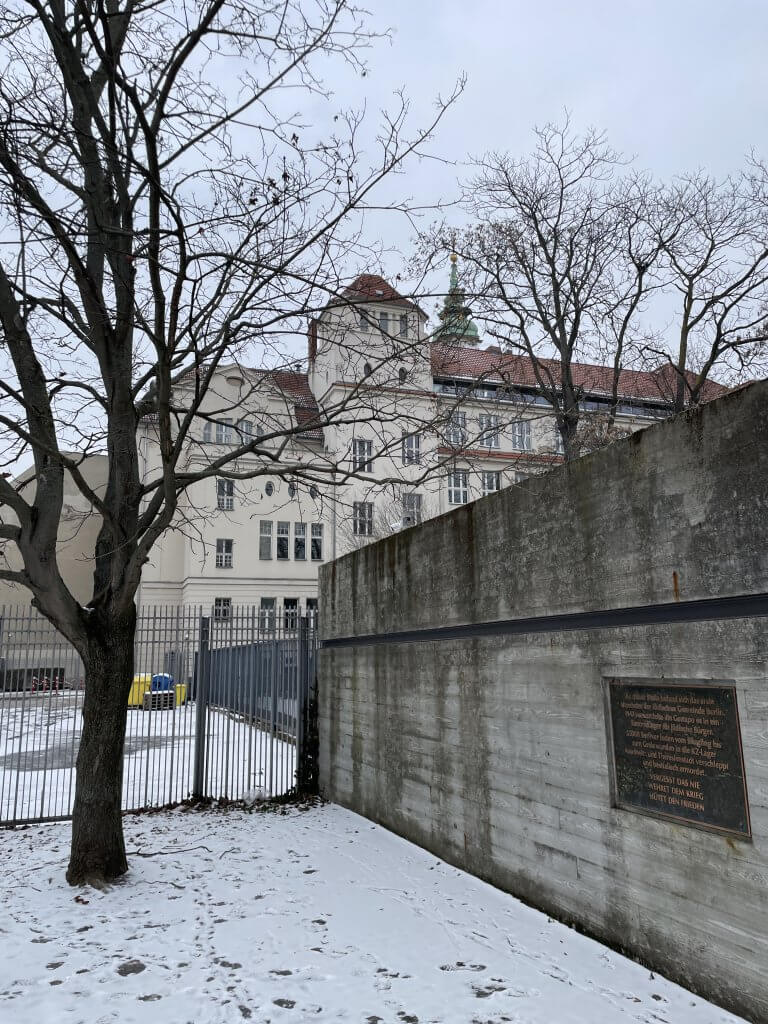 #8 – Gedenktafel Gestapo Sammellager, im Hintergrund Jüdische Jüdisches Gymnasium Moses Mendelssohn, Große Hamburger Str. 27, Berlin-Mitte Quelle: R. Nasemann, CC BY 4.0k
