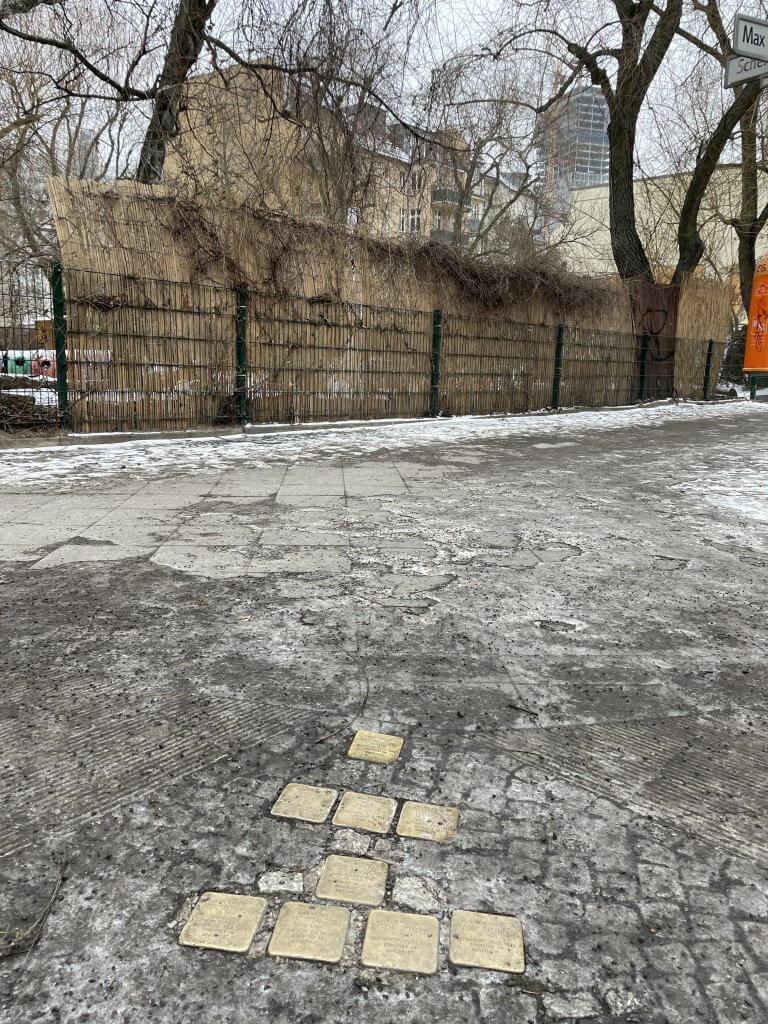 #9 - Stolperstein Manfred Lewin, ehemals Dragoner Str. 43, Wohnort Familie Lewin ab ca. 1936 bis zur Deportation 1942, Max-Beer-Str. 38 Berlin-Mitte, Quelle: R. Nasemann, CC BY 4.0