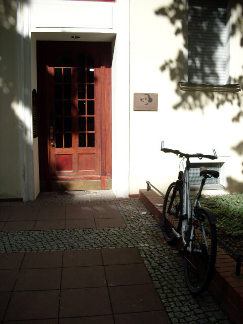 #92 – Gedenktafel Anita Berber am Wohnort 1919-1928, Zähringer Str. 13, Quelle gedenktafeln-in-berlin.de