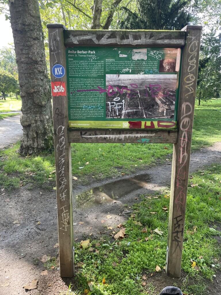#81 - Anita-Berber-Park, bis 2012 St.-Thomas-Kirchhof, Hermannstr., Berlin-Neukölln 2025, Quelle: R. Nasemann, CC BY 4.0