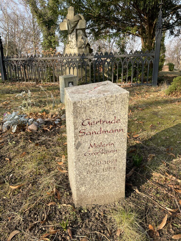 #52 Gedenkstein / memorial stone Gertrude Sandmann & Tamara Streck, Alter St. Matthäus Kirchhof, Abt. S U am Wegrand ggü. Abt. K, Kolonnenstr. 24-25, Berlin, Quelle: R. Nasemann, CC BY 4.0