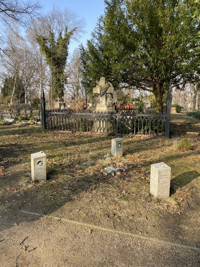 #52 Gedenksteine / memorial stones Gertrude Sandmann / Kitty Kuse / Charlotte Wolff, Alter St. Matthäus Kirchhof, Abt. S U am Wegrand ggü. Abt. K,  Kolonnenstr. 24-25, Berlin, Quelle: R. Nasemann, CC BY 4.0
