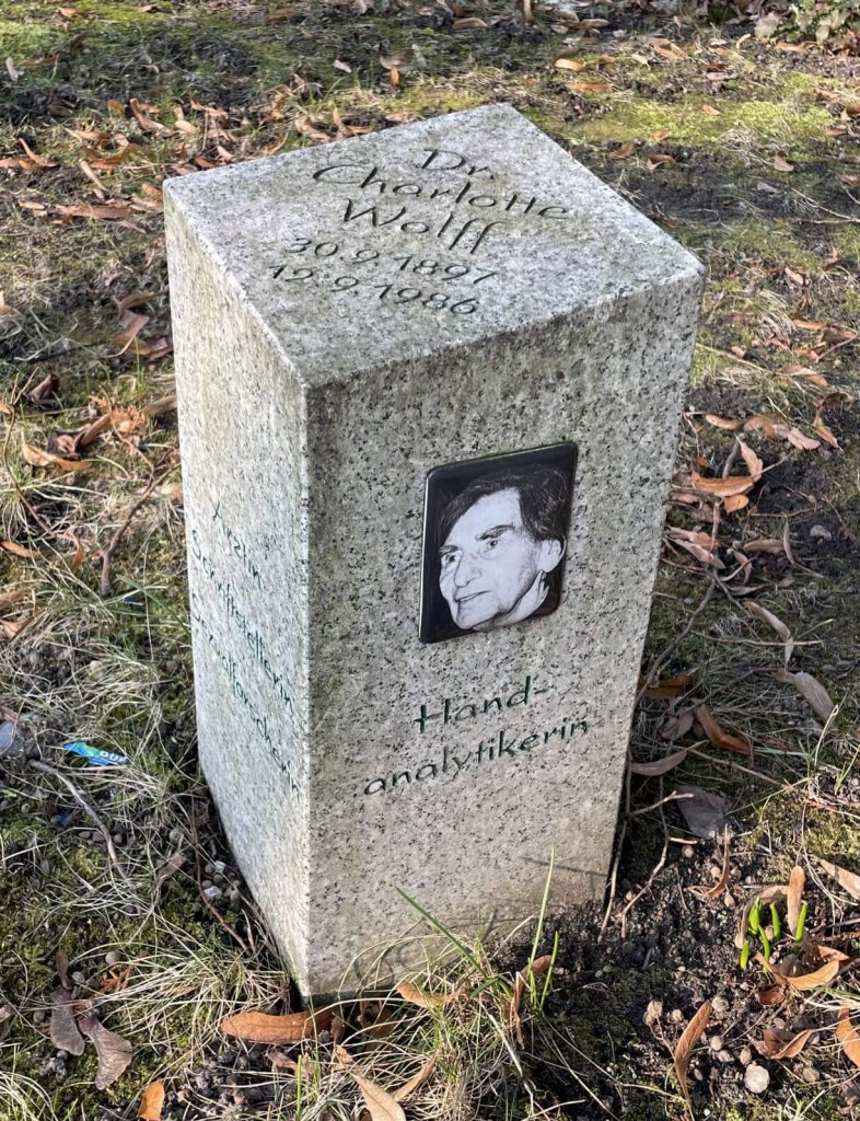 #52 Gedenkstein / memorial stone Charlotte Wolff, Alter St. Matthäus Kirchhof, Abt. S U am Wegrand ggü. Abt. K,  Kolonnenstr. 24-25, Berlin, Quelle: R. Nasemann, CC BY 4.0