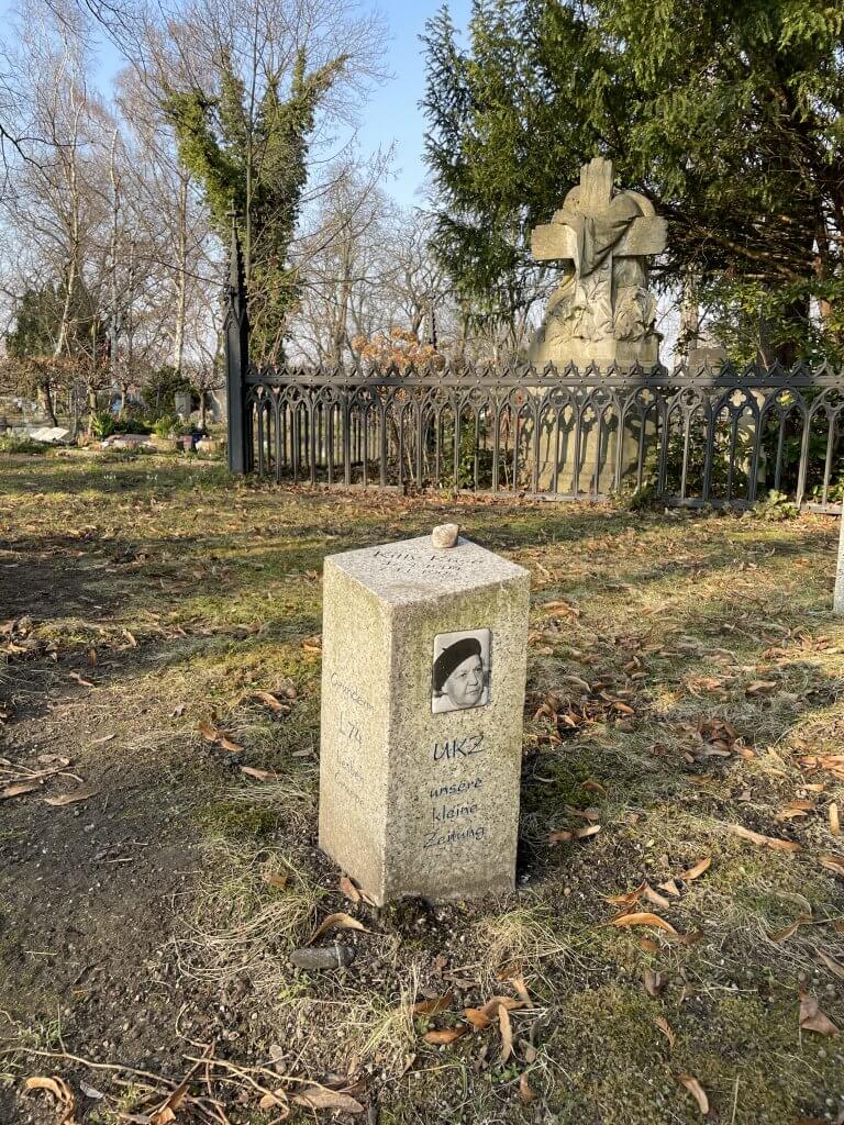 #52 Gedenkstein / memorial stone Käthe ‚Kitty' Kuse, Alter St. Matthäus Kirchhof, Abt. S U am Wegrand ggü. Abt. K, Kolonnenstr. 24-25, Berlin, Quelle: R. Nasemann, CC BY 4.0