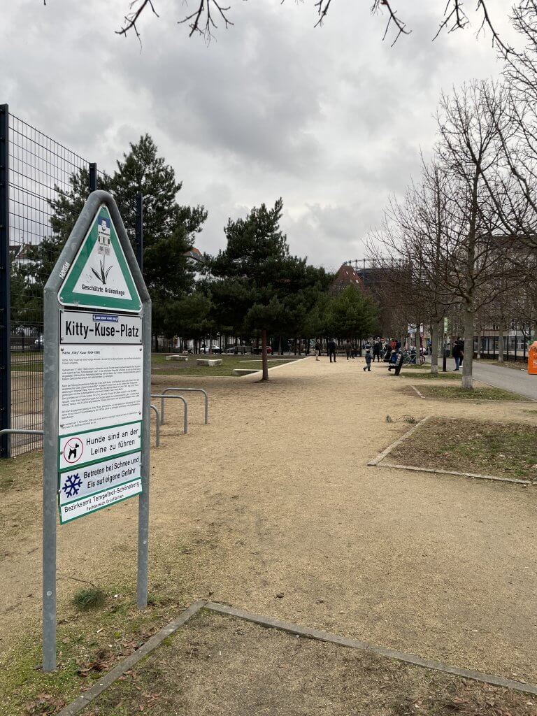 #57 Kitty-Kuse-Platz /-square, Berlin-Schöneberg, Quelle: R. Nasemann, CC BY 4.0