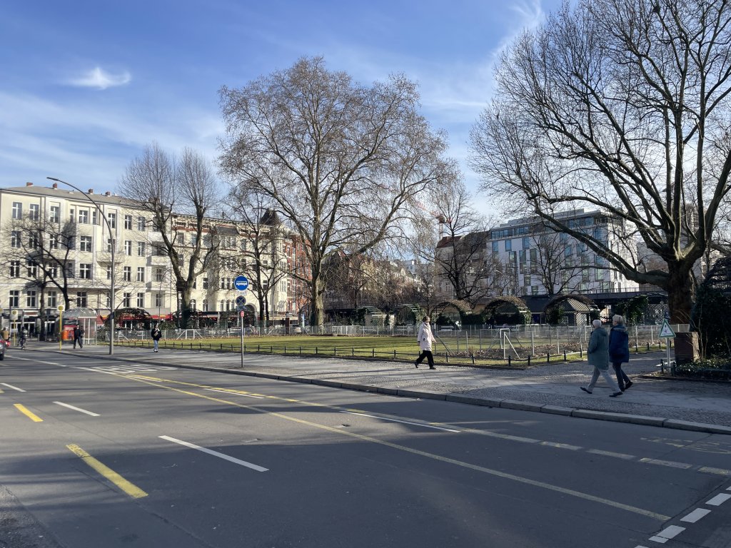 #96 - Erster CSD Berlins, 1979, Zug vom Savignyplatz Richtung Halensee; Quelle: R. Nasemann, CC BY 4.0