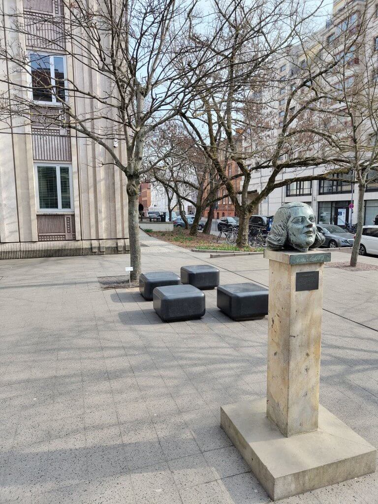 011 Denkmal Clarie-Waldoff-Platz am/at Friedrichstadt Palast, Foto: Friedrichstadt Palast