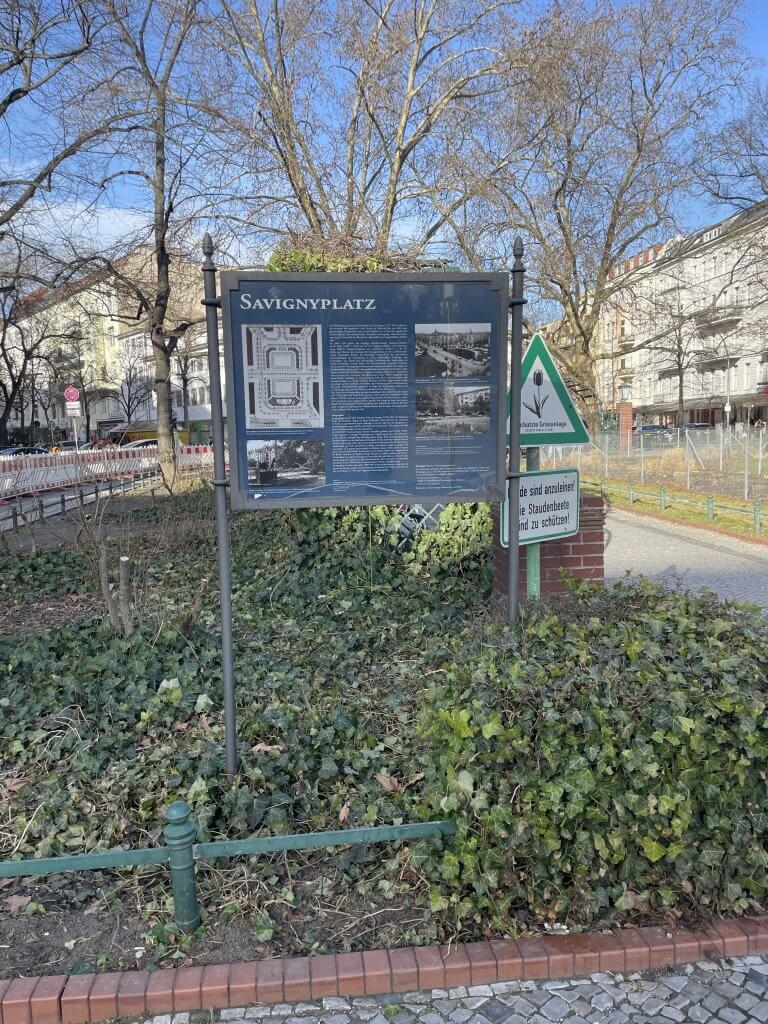 #96 - Erster CSD Berlins, 1979, Zug vom Savignyplatz Richtung Halensee; Park an Savignyplatz, Berlin-Charlottenburg