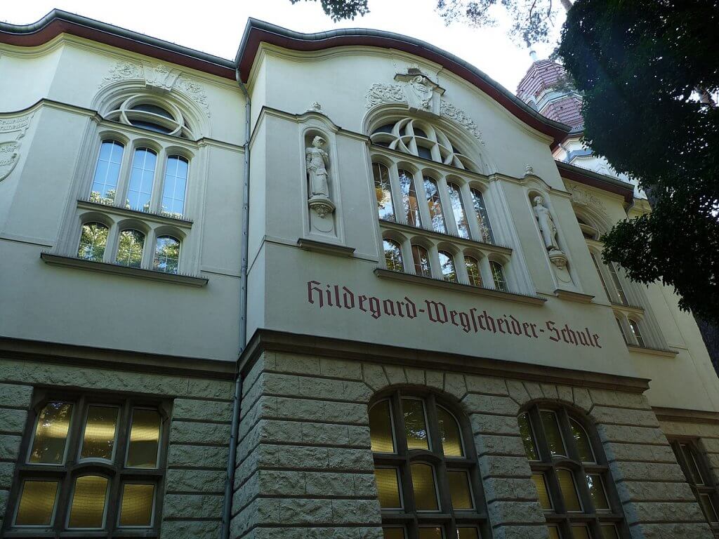 #113 Hildegard‑Wegscheider‑Gymnasium, ehemals/fomer Bismarck-Lyceum, Schule von / School ol of Felice Schragenheim, Quelle: OpMF, CC BY 3.0