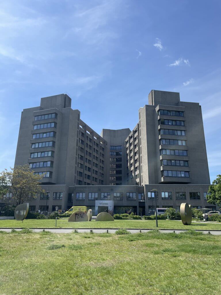 #73 - Urban-Krankenhaus, Ort der 1. geschlechtsangl. Operationen / place of 1st gender-affirming surgeries, Landwehrkanalufer, Quelle: R. Nasemann, CC BY 4.0