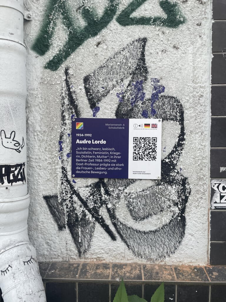 #74 – QR-Code am Frauenzentrum / Women's Center Schokofabrik, Ort von Lorde's Lesungen & Workshops / venue for Lorde's readings & workshops, Mariannenstr. 6, Quelle: R. Nasemann, CC BY 4.0