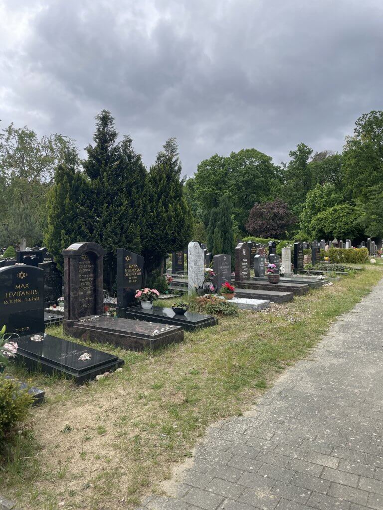 #109 Grab/grave Gad Beck, Jüdischer Friedhof / jewish cemetery Heerstraße/Scholzplatz, Feld L1, Reihe 18-K, #6834, Heerstraße 141, Berlin-Grunewald; Quelle: R. Nasemann, CC BY 4.0