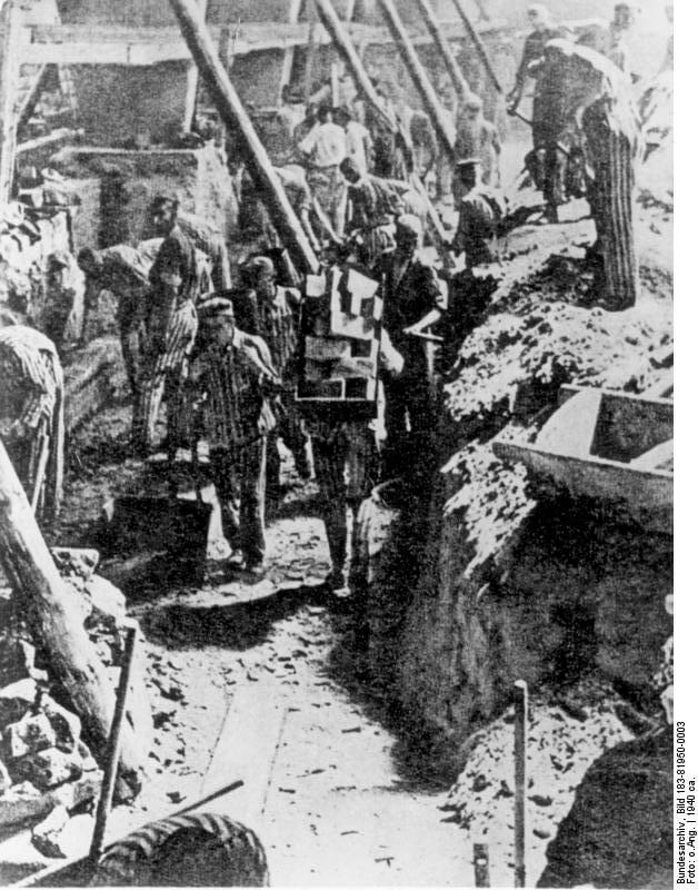 Häftlinge im Klinkerwerk / Prisoners at the brickworks, KZ Sachsenhausen, 1940, Quelle: Bundesarchiv, Bild 183-81950-0003 / CC-BY-SA 3.0