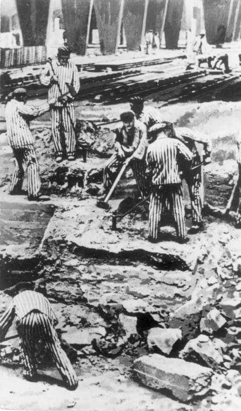 Häftlinge im Klinkerwerk / Prisoners at the brickworks, KZ Sachsenhausen, 1940, Quelle: Bundesarchiv, Bild 183-81950-0003 / CC-BY-SA 3.0