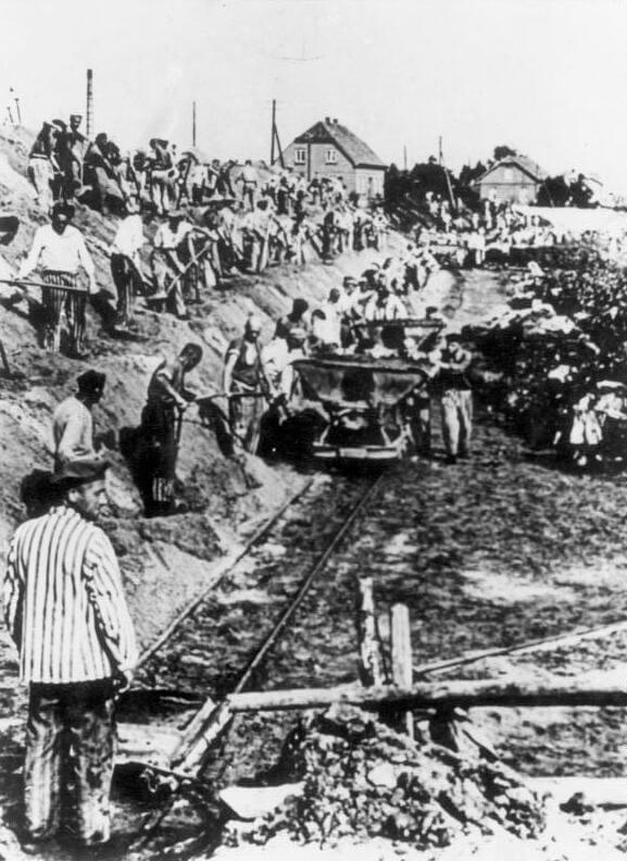 Häftlinge im Klinkerwerk / Prisoners at the brickworks, KZ Sachsenhausen, 1940, Quelle: Bundesarchiv, Bild 183-81950-0003 / CC-BY-SA 3.0