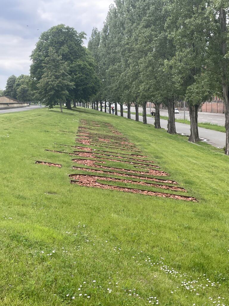 #69 Gedenkort/Memorial Columbiahaus, mit 42 Meter langem Schriftzug im Boden „nicht mehr zu sehen"/ with a 42-meter-long inscription on the ground: “no longer visible” Foto: R. Nasemann, CC BY 4.0