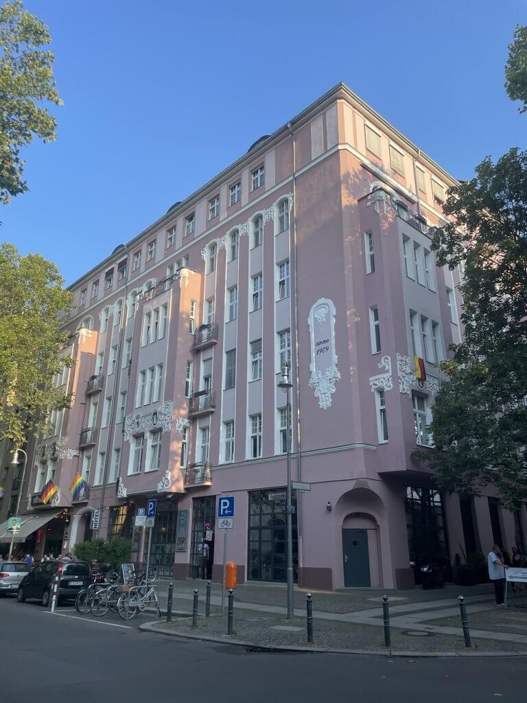 #43 Club „Chez Romy Haag“, Fuggerstr. 33, 2025, Quelle: R. Nasemann, CC BY 4.0